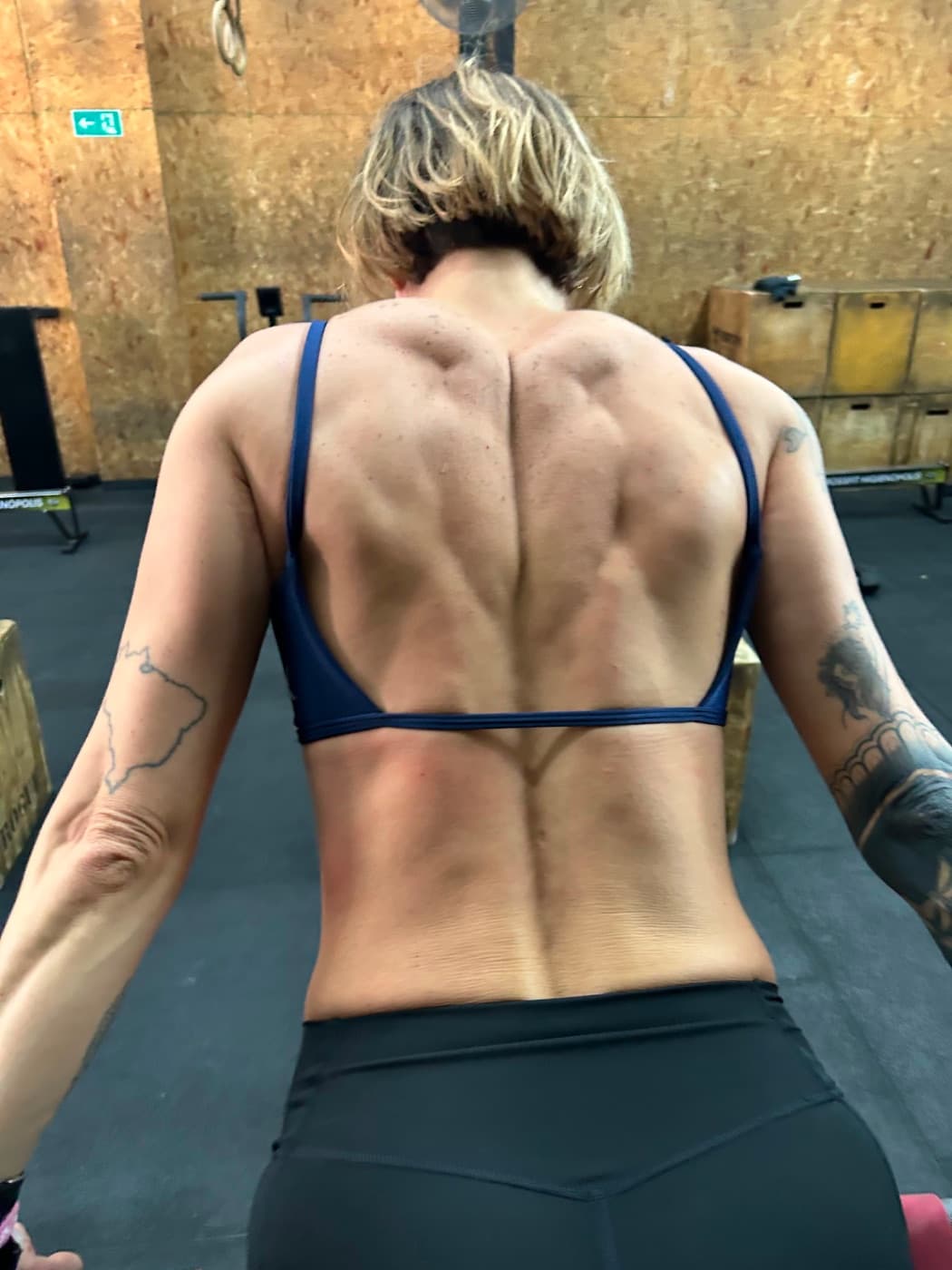 Roberta Scrivano usando uma peça NO EXCUSE